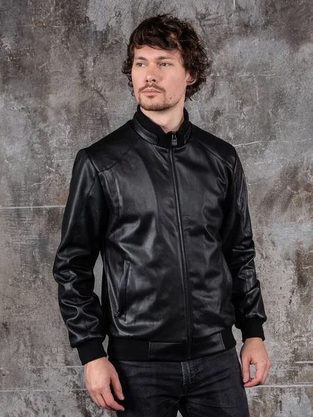 Portrait Studio Jeune Homme Séduisant Jeune Mannequin Masculin Posant Tenue Image En Vente