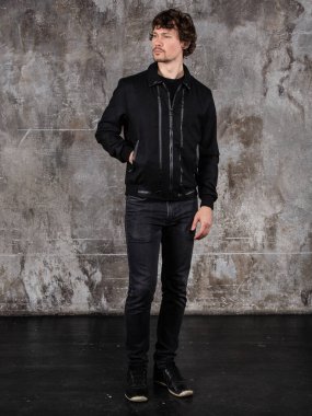 Çekici bir genç adamın stüdyo portresi. Genç Erkek Moda Model Pozisyonu Gelişigüzel Kıyafet. 