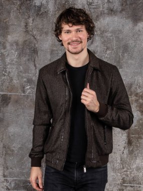 Çekici genç adamın stüdyo portresi. Genç Erkek Moda Model Pozisyonu Gelişigüzel Kıyafet. 