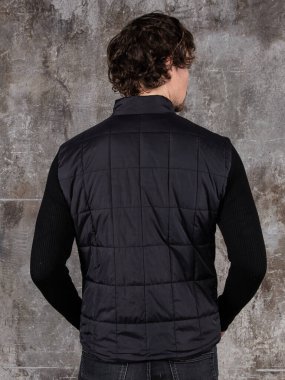 Çekici genç adamın stüdyo portresi. Genç Erkek Moda Model Pozisyonu Gelişigüzel Kıyafet. 