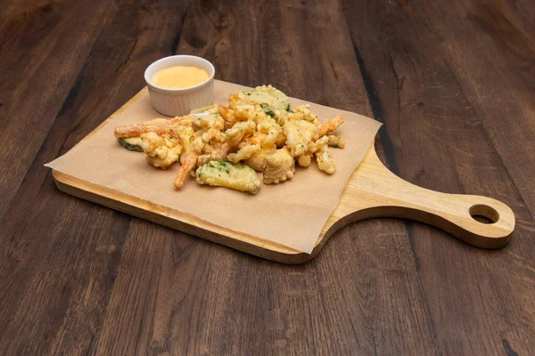 Verduras Tempura Con Salsa Sobre Tabla Madera Pergamino Fotos De Stock Sin Royalties Gratis