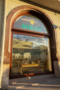 Moskova, Rusya - 2 Ağustos 2019: Proezd Teatral 'niy. Moskova 'nın merkezindeki Rolesbutik' in ön cephesinde büyük cam sergiler..