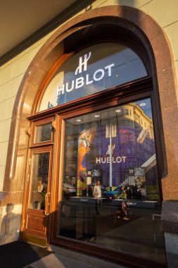 Moskova, Rusya - 2 Ağustos 2019: Proezd Teatral 'niy. Moskova 'nın merkezindeki Hublot butiğinin ön cephesinde büyük cam sergiler..