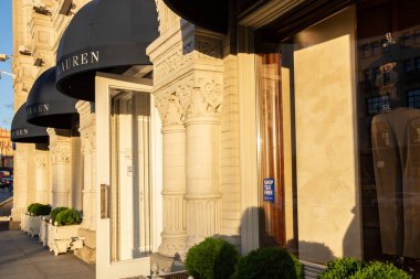 Moskova, Rusya - 2 Ağustos 2019: Nikolskaya Caddesi. Moskova 'nın merkezindeki Ralph Louren butiğinin ön cephesinde büyük cam sergiler..