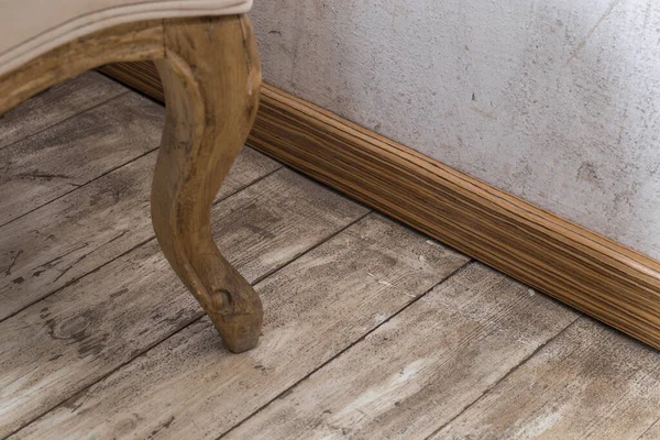 Plinthes Bois Sur Vieux Mur Fond Plancher Image En Vente