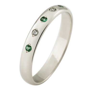 Beyaz arkaplanda elmaslarla izole edilmiş altın alyans.