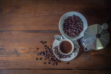 Tahta sehpada kahve.