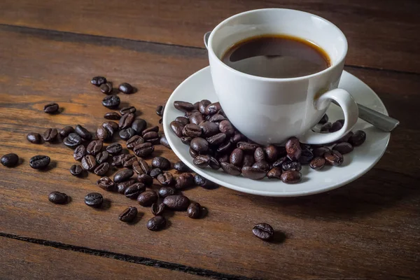 Kaffe på träbord — Stockfoto