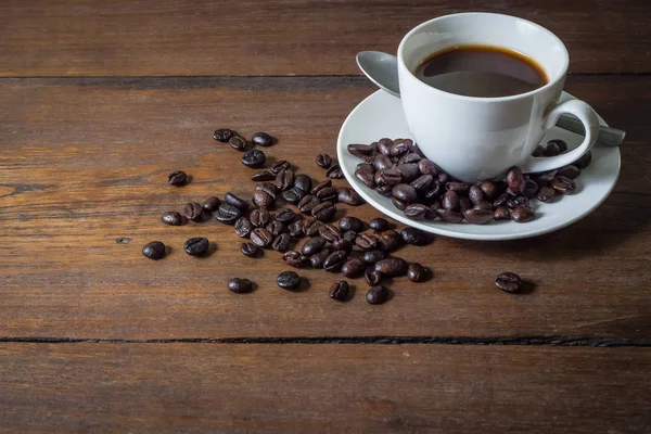 Kaffe på träbord — Stockfoto