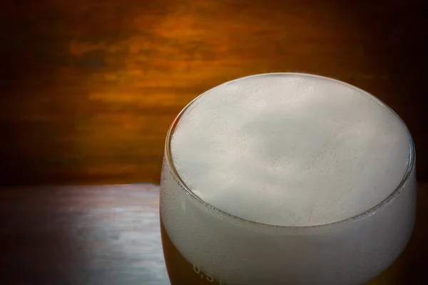 Пиво на столешнице — стоковое фото