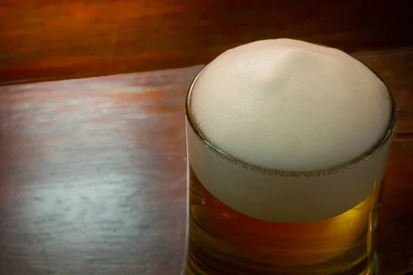 Пиво на столешнице — стоковое фото