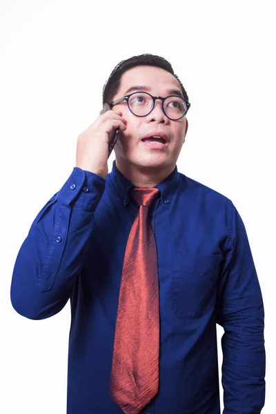 Asiático negocios hombre uso móvil teléfono —  Fotos de Stock