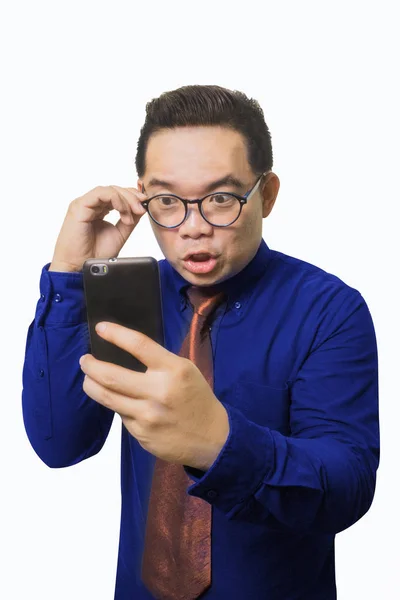 Asiático homem de negócios usar telefone móvel — Fotografia de Stock