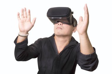Heyecanlı adam bir Vr sanal gerçeklik gözlük kulaklık kullanarak 