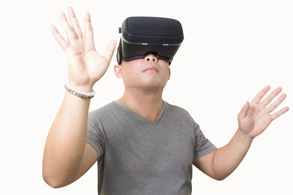 Hombre excitado usando un casco de gafas de realidad virtual VR —  Fotos de Stock