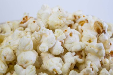 Beyaz kase patlamış mısır