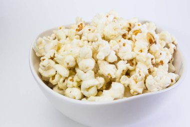 Beyaz kase patlamış mısır