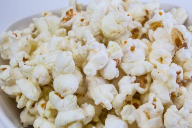 Beyaz kase patlamış mısır