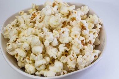 Beyaz kase patlamış mısır