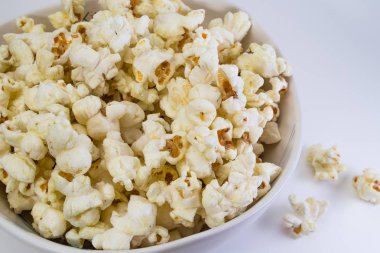 Beyaz kase patlamış mısır 