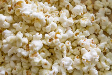 Ahşap masa üzerinde beyaz kase closeup içinde patlamış mısır