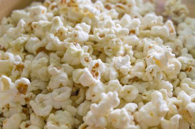 Ahşap masa üzerinde beyaz kase closeup içinde patlamış mısır