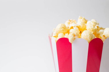 Kırmızı beyaz kutusunda karamelli patlamış mısır  