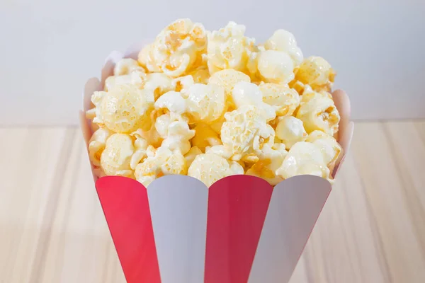 Caramel Popcorn in rood witte vak — Stockfoto