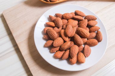 badem fındık ahşap masa görüntü üzerinde