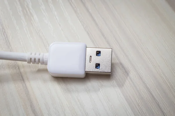 Vit usb 3.0 kabel med micro B kontakt — Stockfoto