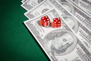 yeşil yüzey resmin üzerine kırmızı zar yakın çekim