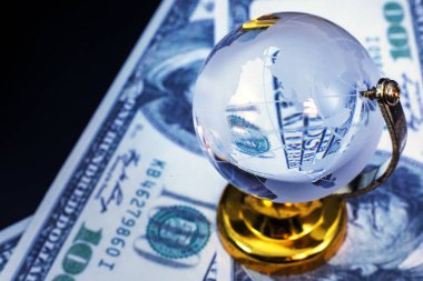 Cam Küre modeli altın siyah tablo arka plan üzerinde durmak