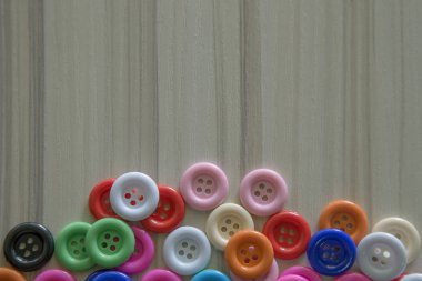 Bir Multi hafif ahşap masa üzerindeki düğmeleri renkli