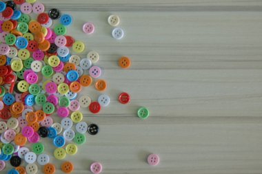 Bir Multi hafif ahşap masa üzerindeki düğmeleri renkli