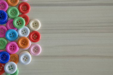 Bir Multi hafif ahşap masa üzerindeki düğmeleri renkli