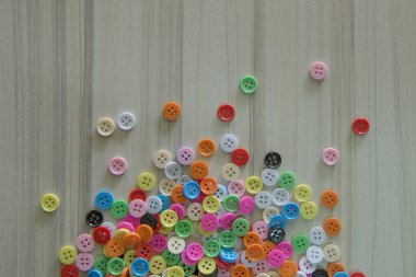 Bir Multi hafif ahşap masa üzerindeki düğmeleri renkli