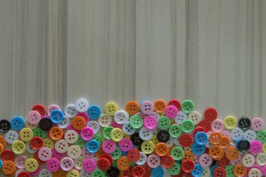 Bir Multi hafif ahşap masa üzerindeki düğmeleri renkli