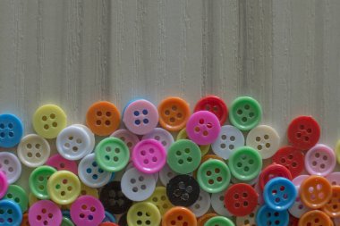 Bir Multi hafif ahşap masa üzerindeki düğmeleri renkli