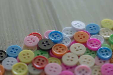 Bir Multi hafif ahşap masa üzerindeki düğmeleri renkli