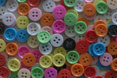 Bir Multi hafif ahşap masa üzerindeki düğmeleri renkli