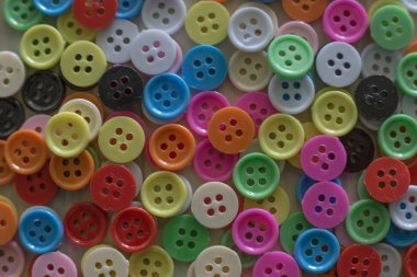 Bir Multi hafif ahşap masa üzerindeki düğmeleri renkli