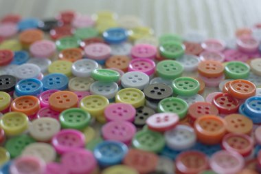 Bir Multi hafif ahşap masa üzerindeki düğmeleri renkli