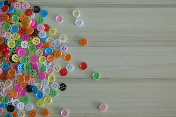 Bir Multi hafif ahşap masa üzerindeki düğmeleri renkli