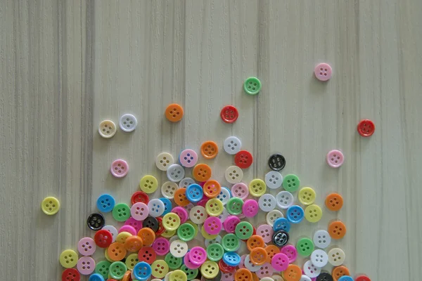 Bir Multi hafif ahşap masa üzerindeki düğmeleri renkli