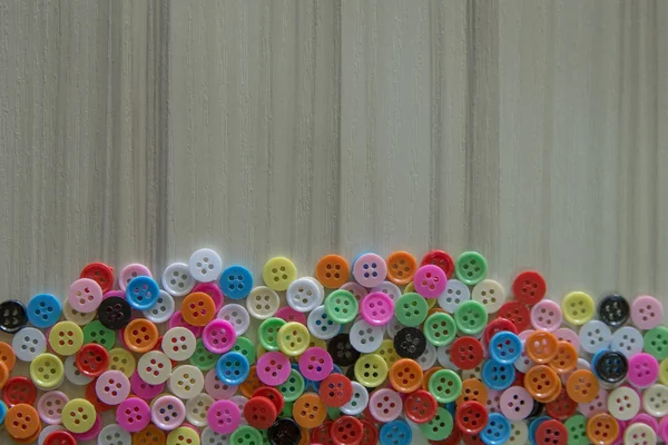 Bir Multi hafif ahşap masa üzerindeki düğmeleri renkli