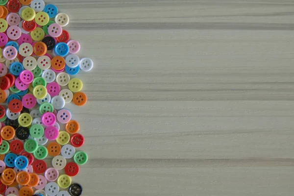 Bir Multi hafif ahşap masa üzerindeki düğmeleri renkli