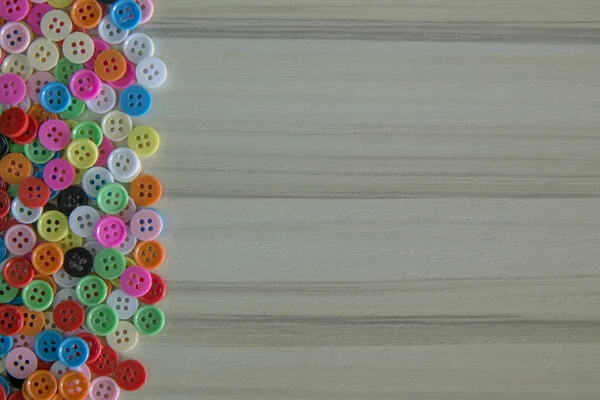 Bir Multi hafif ahşap masa üzerindeki düğmeleri renkli