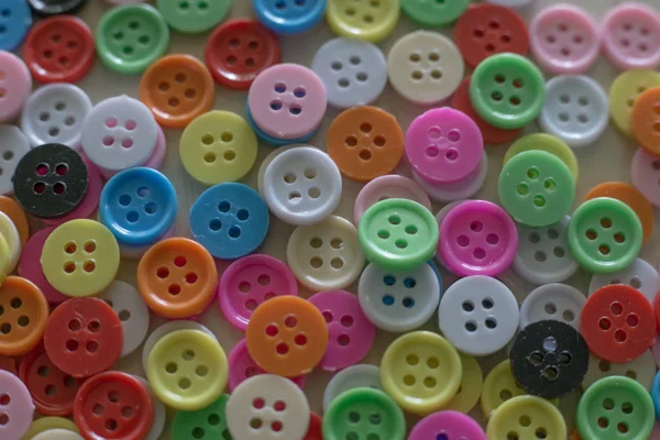 Bir Multi hafif ahşap masa üzerindeki düğmeleri renkli