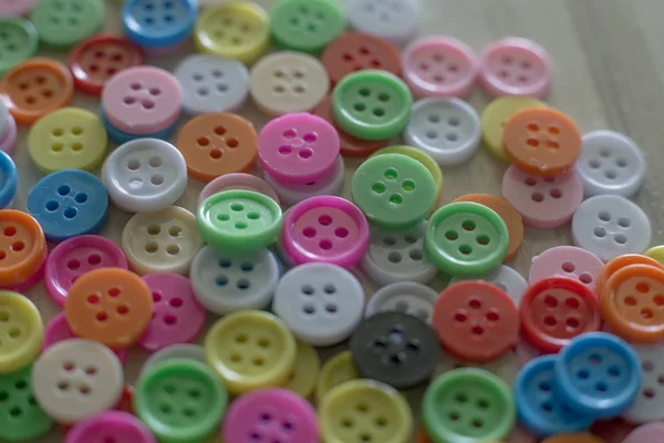 Bir Multi hafif ahşap masa üzerindeki düğmeleri renkli