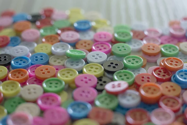 Bir Multi hafif ahşap masa üzerindeki düğmeleri renkli